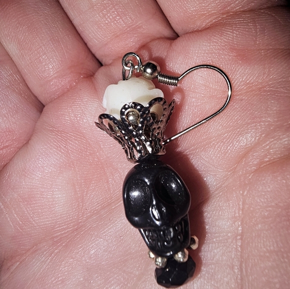 **SOLD**𝕊𝕡𝕖𝕔𝕚𝕒𝕝 𝕄𝕒𝕕𝕖 𝕊𝕜𝕦𝕝𝕝 𝔼𝕒𝕣𝕣𝕚𝕟𝕘𝕤 - Picture 5 of 7